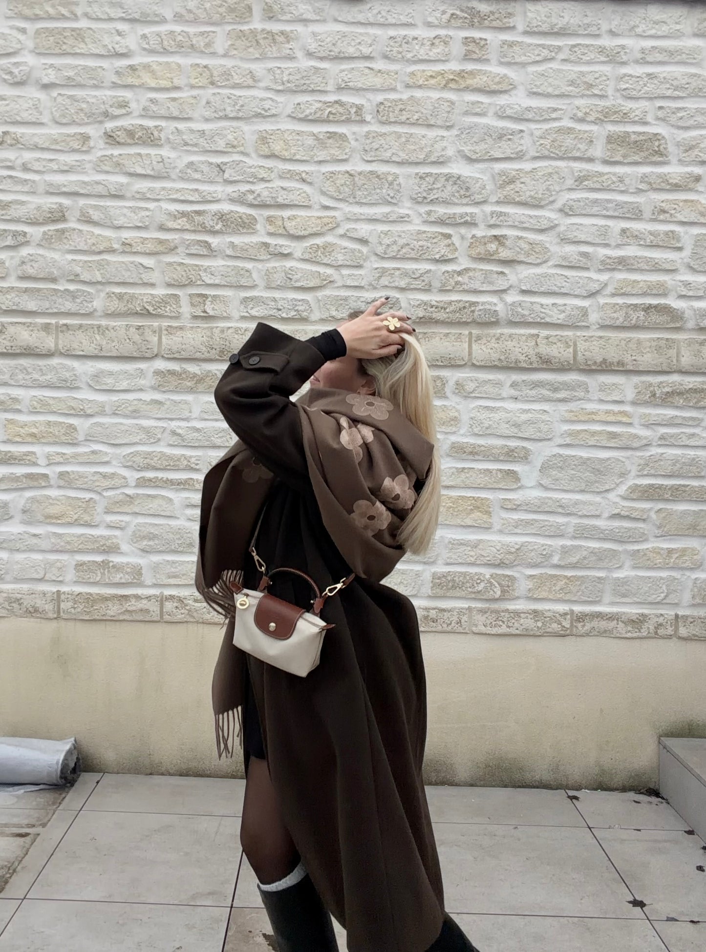 Écharpe marron fleurie en laine